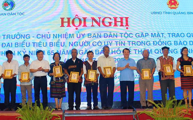 Bộ trưởng, Chủ nhiệm Ủy ban Dân tộc Hầu A Lềnh (thứ 4 từ phải sang) tặng ảnh chân dung Bác Hồ cho các cá nhân tiêu biểu.