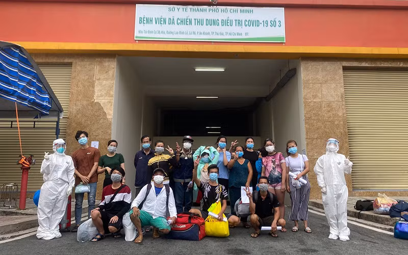 Bệnh nhân xuất viện tại Bệnh viện Dã chiến số 3.