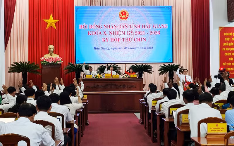 Kỳ họp thông qua nhiều nghị quyết quan trọng.