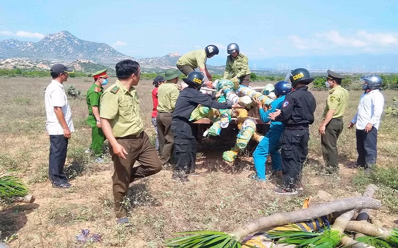 Lực lượng chức năng thu tang vật tại nơi xảy ra vụ việc. (Ảnh do Ban Quản lý rừng phòng hộ ven biển Thuận Nam cung cấp)