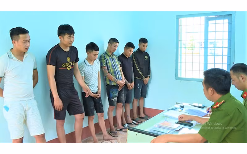 Các đối tượng trong nhóm hoạt động “tín dụng đen” tại cơ quan Công an.