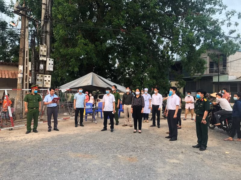 Công bố quyết định về việc chấm dứt hoạt động của các chốt kiểm soát dịch Covid-19 tại thôn Báo Văn 1, xã Đồng Văn, huyện Yên Lạc.