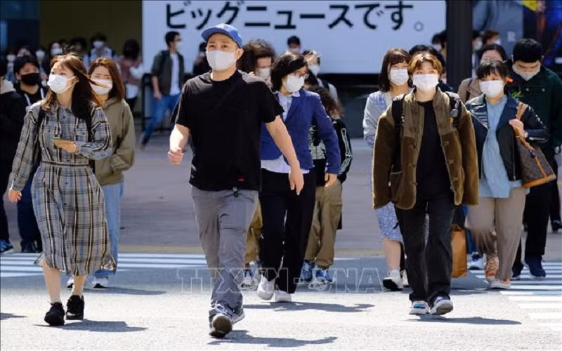 Người dân đeo khẩu trang phòng dịch COVID-19 tại Tokyo, Nhật Bản ngày 18/4/2021. Ảnh: AFP/TTXVN