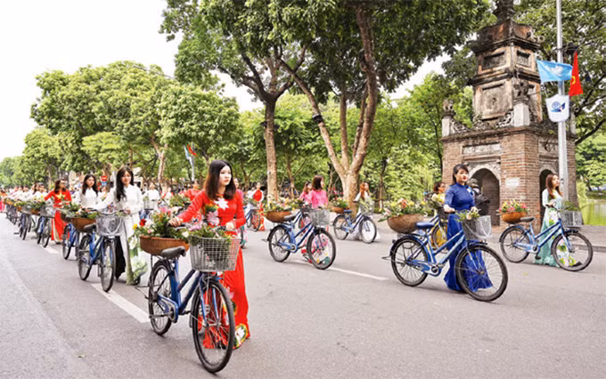 Một hoạt động văn hóa được tổ chức tại không gian phố đi bộ chung quanh hồ Hoàn Kiếm. Ảnh: ĐĂNG ANH