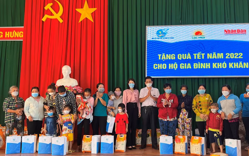 Đại diện Cơ quan Thường trực Báo Nhân Dân tại TP Cần Thơ tặng quà Tết tại thị xã Tân Châu.