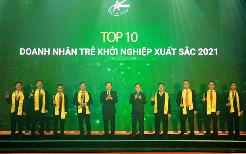 Phó Thủ tướng Lê Minh Khái và Bí thư Thứ nhất Trung ương Đoàn Nguyễn Anh Tuấn trao danh hiệu TOP 10 “Doanh nhân trẻ khởi nghiệp xuất sắc 2021”. Ảnh VGP