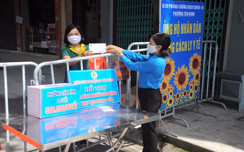 LĐLĐ TP Hải Dương tặng quà người lao động trong khu dân cư bị phong tỏa.