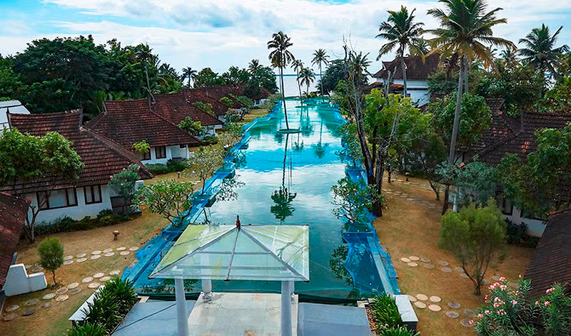 Hồ bơi dài 150m, rộng 15m trong khu nghỉ dưỡng Aveda đã phải chuyển đổi thành hồ nuôi cá (Ảnh: ARABNEWS)