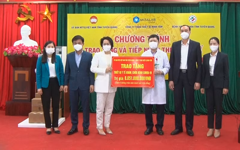 Lãnh đạo Ủy ban Trung ương Mặt trận Tổ quốc Việt Nam và nhà tài trợ trao tặng thiết bị y tế cho Bệnh viện Đa khoa tỉnh Tuyên Quang.