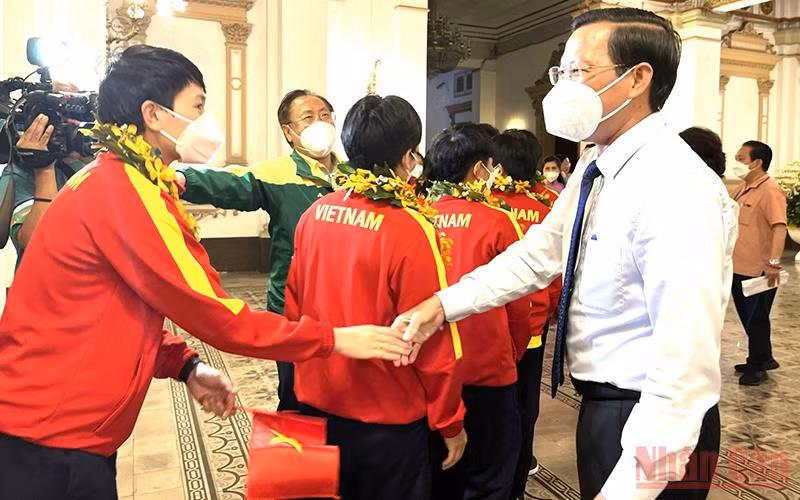 Lãnh đạo Thành phố Hồ Chí Minh chúc mừng các vận động viên.