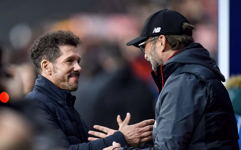 Diego Simeone và Juergen Klopp trong cuộc đối đầu năm 2020. (Ảnh: beIN SPORTS)
