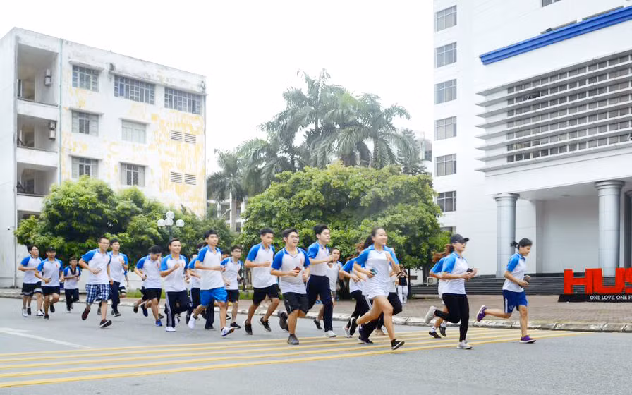 Sinh viên trường Đại học Bách Khoa Hà Nội tự tổ chức một buổi chạy cho UpRace.