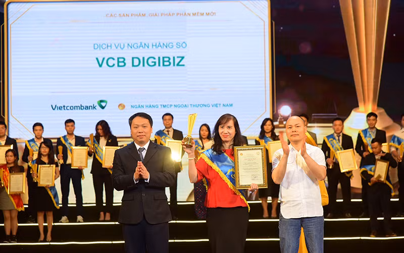 Trưởng phòng Phát triển Kênh số và Đối tác Nguyễn Thị Thu Hằng đại diện Vietcombank nhận giải thưởng Sao Khuê dành cho dịch vụ ngân hàng số VCB DigiBiz.