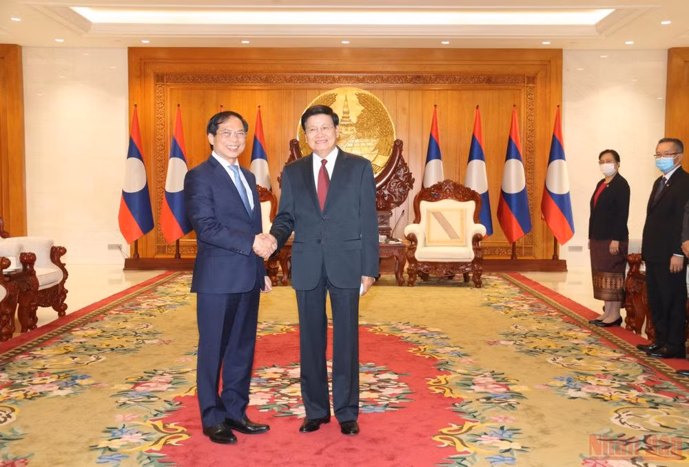Tổng Bí thư, Chủ tịch nước Lào Thongloun Sisoulith (phải) tiếp Bộ trưởng Ngoại giao Bùi Thanh Sơn, chiều 28/4. (Ảnh: XUÂN SƠN)