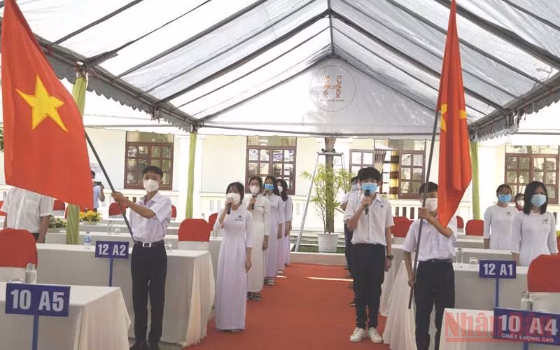 Học sinh Trường Trung học phổ thông Thiên Hộ Dương chào cờ khai giảng năm học mới.