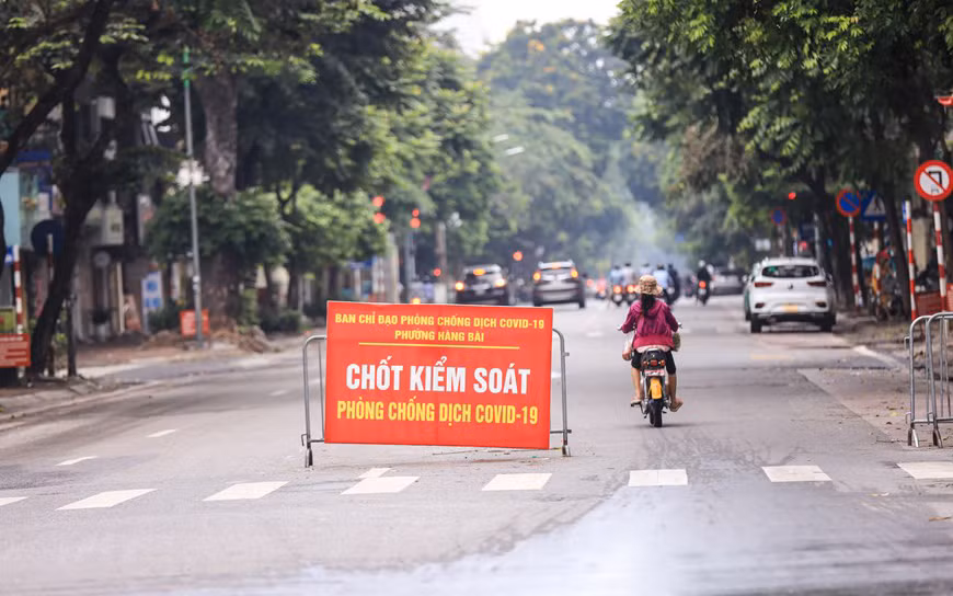 Giao thông ở Hà Nội nhộn nhịp trong ngày đầu dỡ bỏ 39 chốt kiểm soát -3