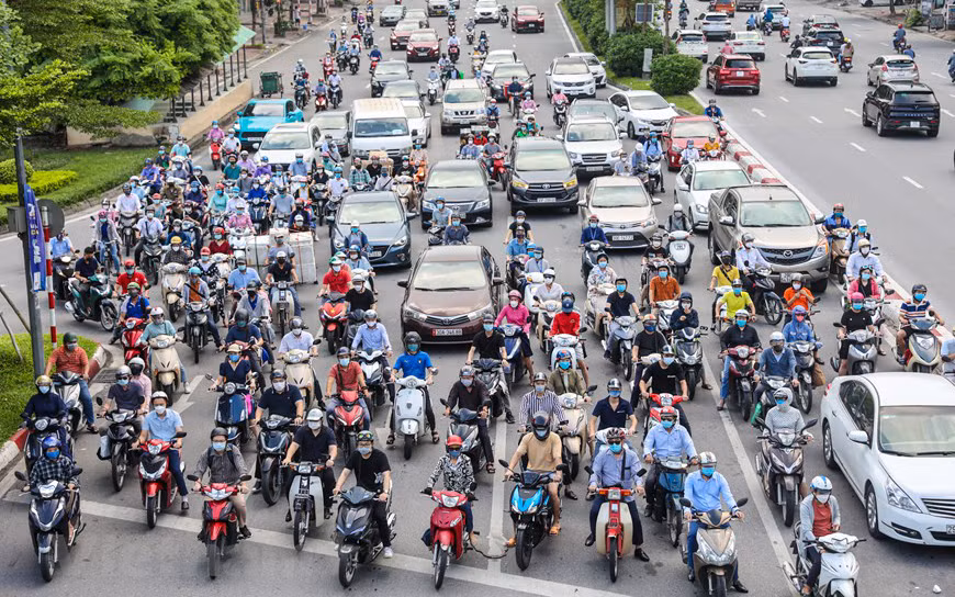 Giao thông ở Hà Nội nhộn nhịp trong ngày đầu dỡ bỏ 39 chốt kiểm soát -0