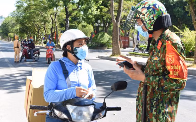 Kiểm soát chặt người đi lại trên đường phố. 