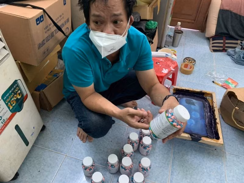 Một đối tượng trong đường dây sản xuất, buôn bán tân dược, thuốc điều trị Covid-19 giả bị cơ quan chức năng phát hiện, bắt giữ. (Ảnh: PC03 cung cấp).