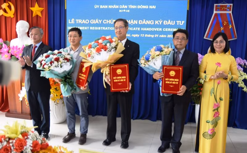 Lãnh đạo tỉnh Đồng Nai trao giấy chứng nhận đầu tư cho doanh nghiệp FDI hồi tháng 1/2021.