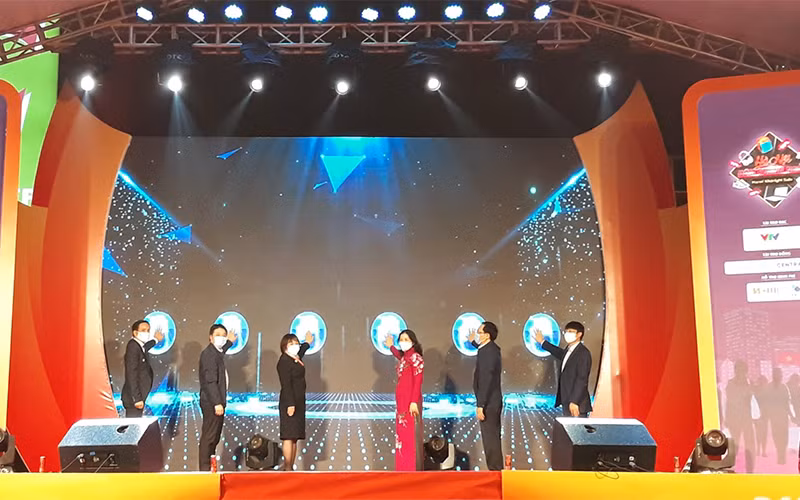 Sở Công thương Hà Nội kích hoạt chuỗi sự kiện “Hà Nội đêm không ngủ - HaNoi Midnight Sale” và “Online xuống phố - Kết nối cung cầu”.