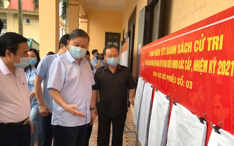 Bộ Trưởng Công an Tô Lâm thăm Nhà văn hóa khu phố An Thịnh, phường Hiến Nam, thành phố Hưng Yên, tỉnh Hưng Yên.