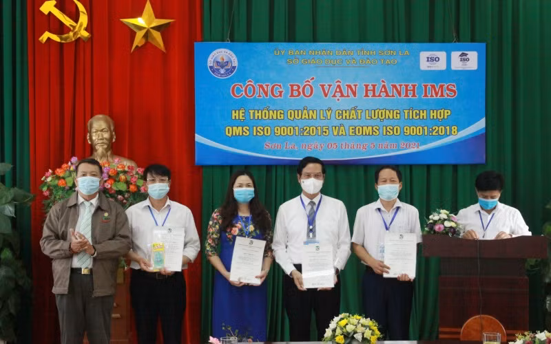 Sở GD và ĐT tỉnh Sơn La trao tài liệu, thủ tục, quy trình quản lý IMS. 