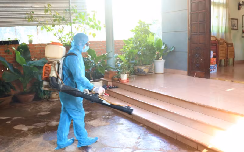 Các ngành chức năng huyện Cư M’gar xử lý môi trường phòng, chống dịch Covid-19 trên địa bàn.
