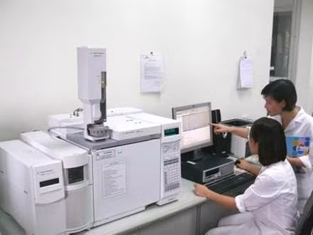 Cán bộ Viện Kiểm nghiệm thuốc T.Ư kiểm tra chất lượng thuốc trên thiết bị phân tích hiện đại.