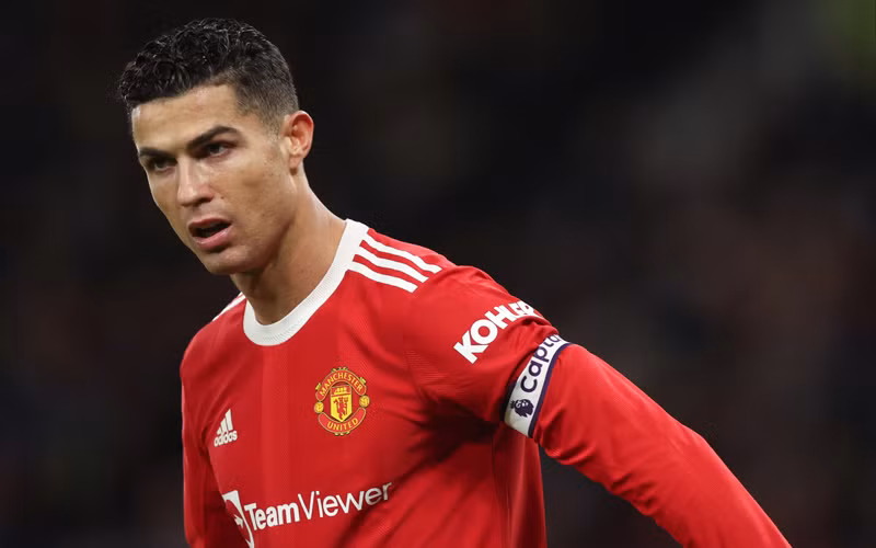 Dù mang băng đội trưởng, Cristiano Ronaldo vẫn không thể chỉ đạo được các đồng đội trẻ. (Ảnh: Getty Images) 
