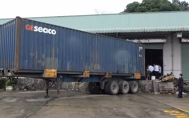 Lực lượng chức năng kiểm tra lô hàng. (Ảnh: Hải quan Đà Nẵng)