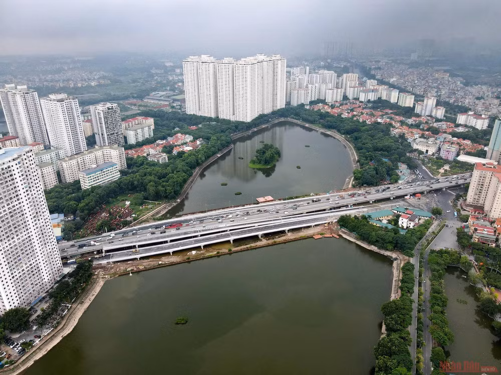 Cận cảnh cầu vượt thấp hồ Linh Đàm trước ngày khánh thành -0