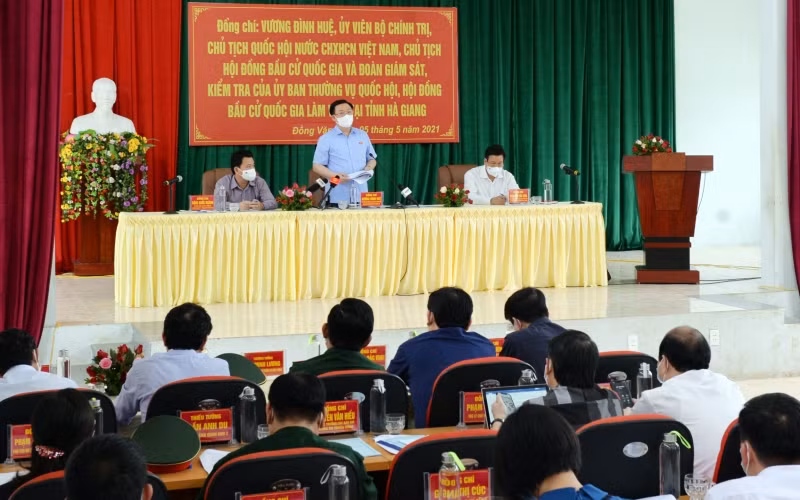 Chủ tịch QH Vương Đình Huệ làm việc với lãnh đạo tỉnh Hà Giang, Ủy ban Bầu cử tỉnh, Ủy ban Bầu cử huyện Đồng Văn và Ủy ban Bầu cử xã Lũng Cú.