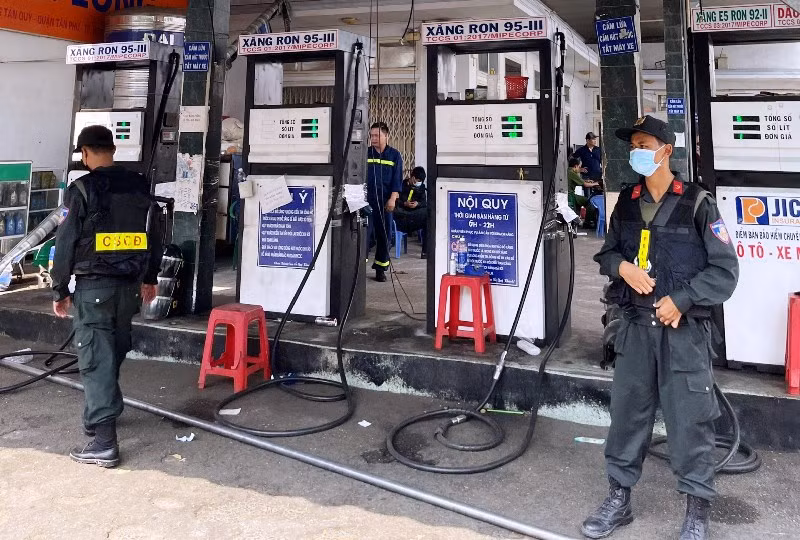Cảnh sát cơ động bảo vệ hiện trường việc khám xét cây xăng doanh nghiệp tư nhân xăng dầu Bình Long.