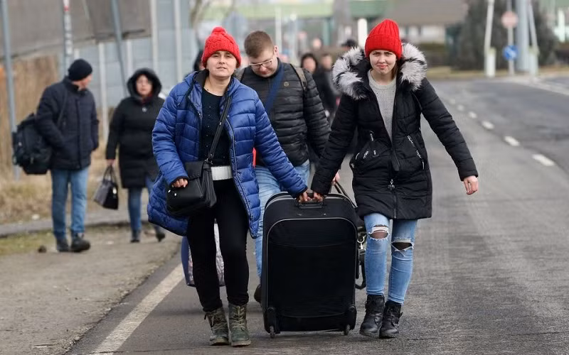 Người dân Ukraine đi sơ tán tới Beregsurany, Hungary, ngày 24/2/2022. (Ảnh: Reuters)