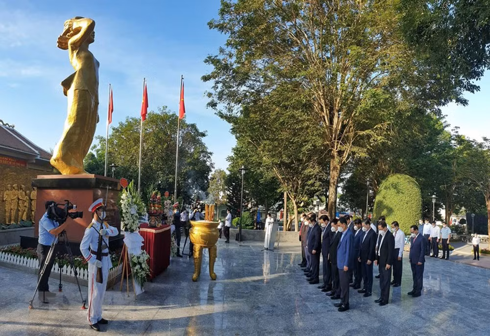 Thủ tướng Phạm Minh Chính dâng hương tưởng niệm Anh hùng liệt sĩ Võ Thị Sáu -0