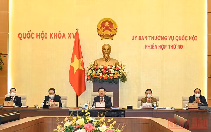 Chủ tịch Quốc hội Vương Đình Huệ cùng các Phó Chủ tịch Quốc hội dự và chủ trì phiên họp. (Ảnh: Duy Linh)