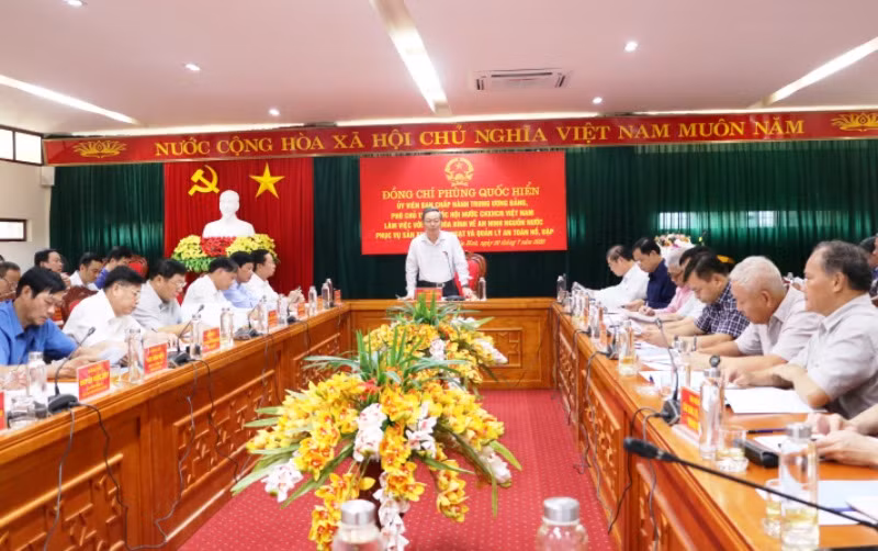 Phó Chủ tịch Quốc hội Phùng Quốc Hiển phát biểu tại buổi làm việc.