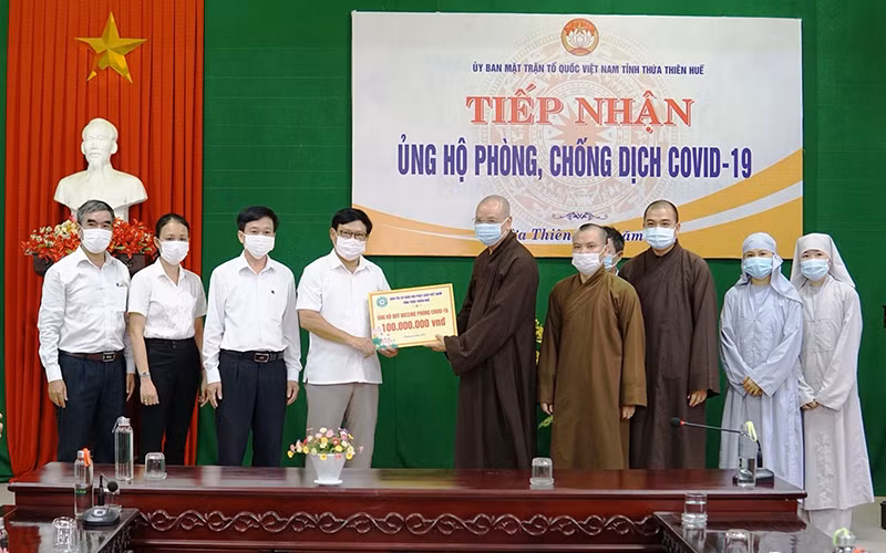 Ban Trị sự Giáo hội Phật giáo Việt Nam tỉnh Thừa Thiên Huế ủng hộ Quỹ Vaccine phòng, chống dịch Covid-19.Ảnh: CÔNG HẬU