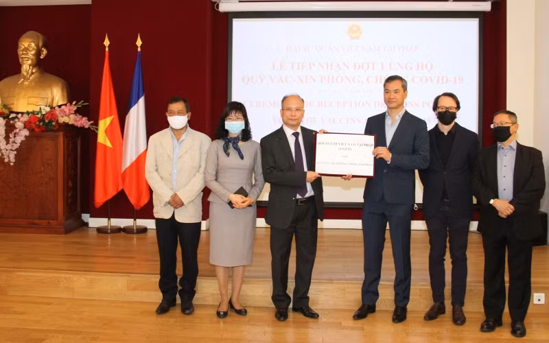  Đại diện Hội người Việt Nam tại Pháp trao tiền ủng hộ Quỹ vaccine phòng, chống Covid 19.