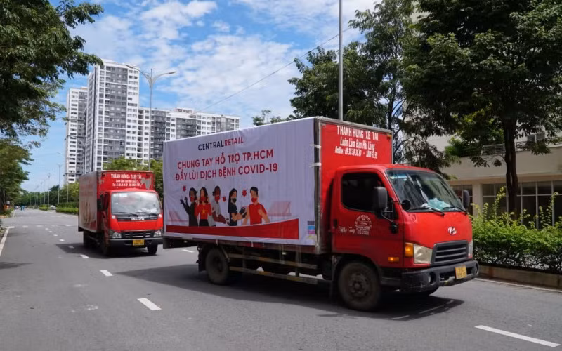 Xe tải vận chuyển giường đến các bệnh viện dã chiến điều trị bệnh nhân Covid-19. (Ảnh: Tập đoàn Central Retail cung cấp)
