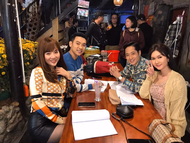 Các diễn viên trong quá trình quay phim "Mùa hoa tìm lại". Ảnh: Đoàn làm phim.