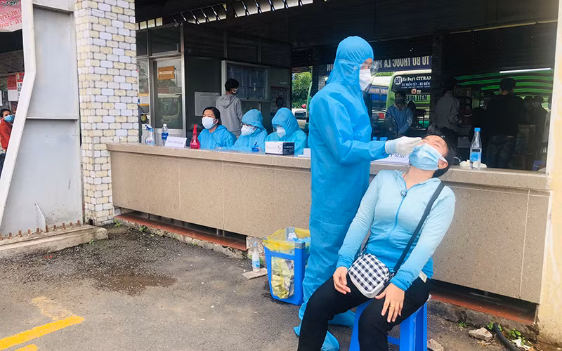 Lấy mẫu xét nghiệm SARS-CoV-2 cho người dân tỉnh Ninh Thuận trước khi hỗ trợ đưa về quê vào ngày 31/7.