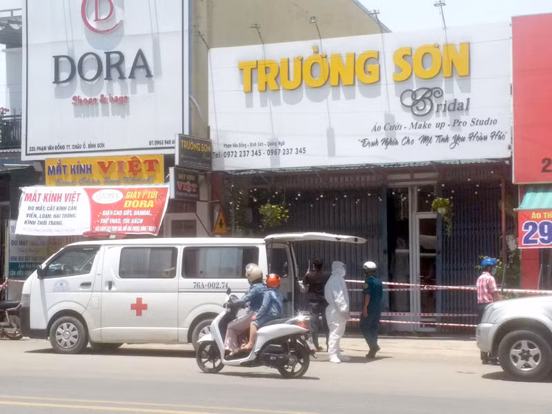 Tiệm áo cưới Trường Sơn, thị trấn Châu Ổ, huyện Bình Sơn (Quảng Ngãi), nơi phát sinh chùm ca bệnh.