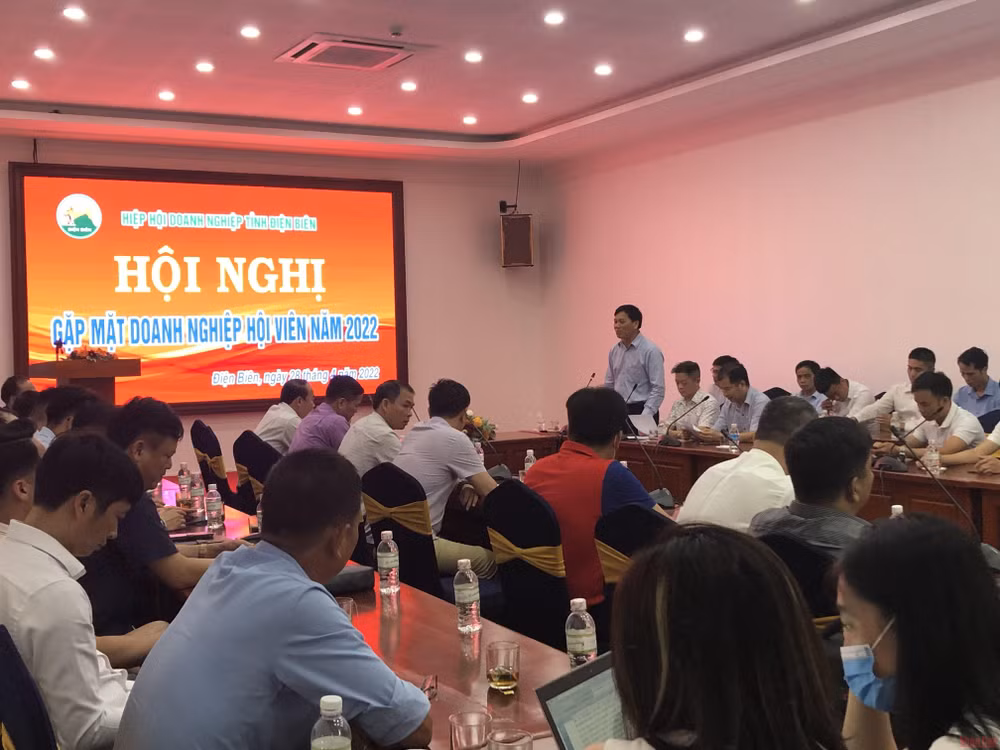 Ông Bùi Đức Giang, Chủ tịch Hiệp hội doanh nghiệp Điện Biên thông tin tình hình hoạt động của cộng đồng doanh nghiệp.