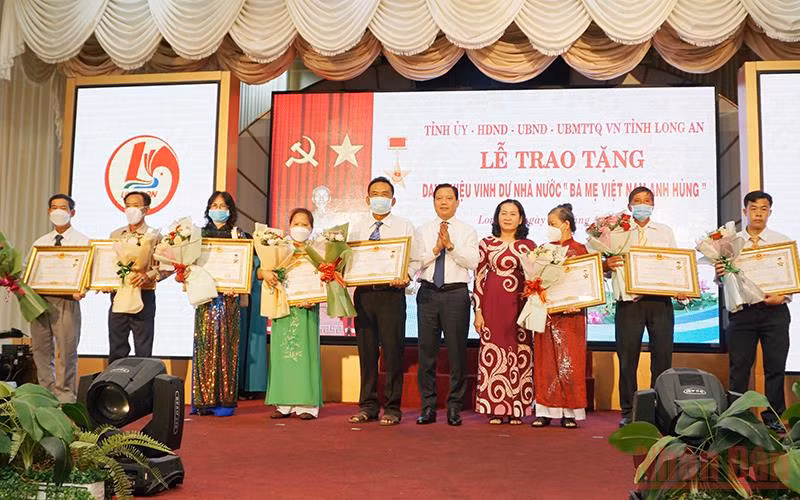 Lãnh đạo tỉnh Long An trao danh hiệu “Bà mẹ Việt Nam Anh hùng” tặng các mẹ và đại điện gia đình thân nhân các mẹ.