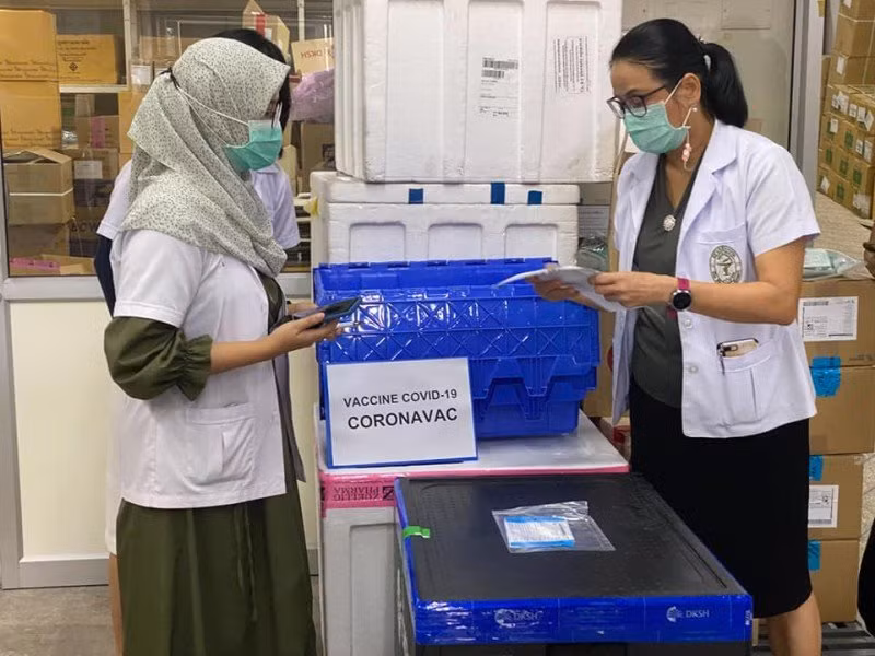 Nhân viên y tế Phuket tiếp nhận lô vaccine Covid-19 đầu tiên. (Ảnh: Phuketnews)