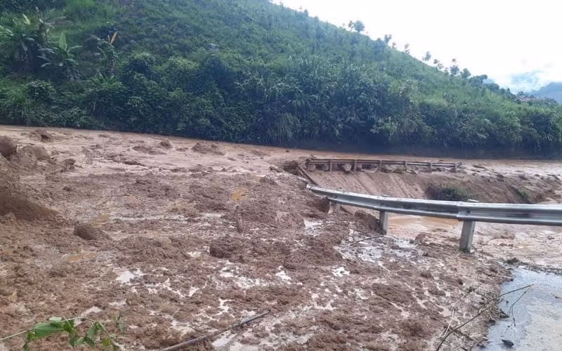 Mưa lớn gây sạt lở ta-luy dương với khối lượng đất đá khá lớn, gây tắc đường.