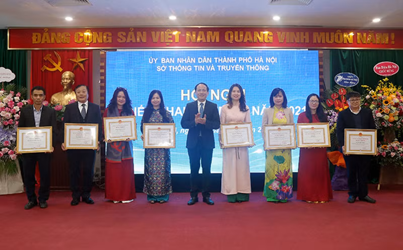 Thứ trưởng TT và TT Phạm Anh Tuấn trao Bằng khen của Chủ tịch UBND TP Hà Nội cho các tập thể, cá nhân của Sở TT và TT Hà Nội.