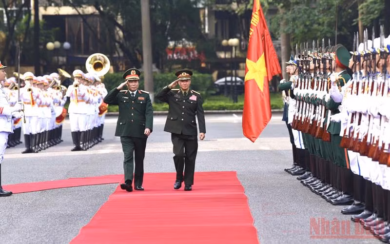 Tổng Tham mưu trưởng Quân đội nhân dân Lào chào xã giao Bộ trưởng Quốc phòng Việt Nam -0